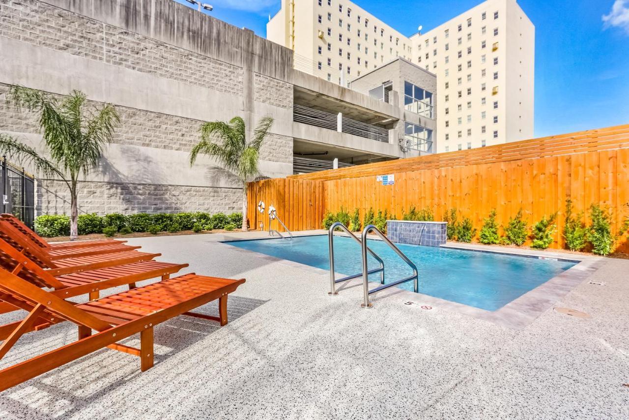 Fully Upgraded Urban Retreat With Pool Apartment *