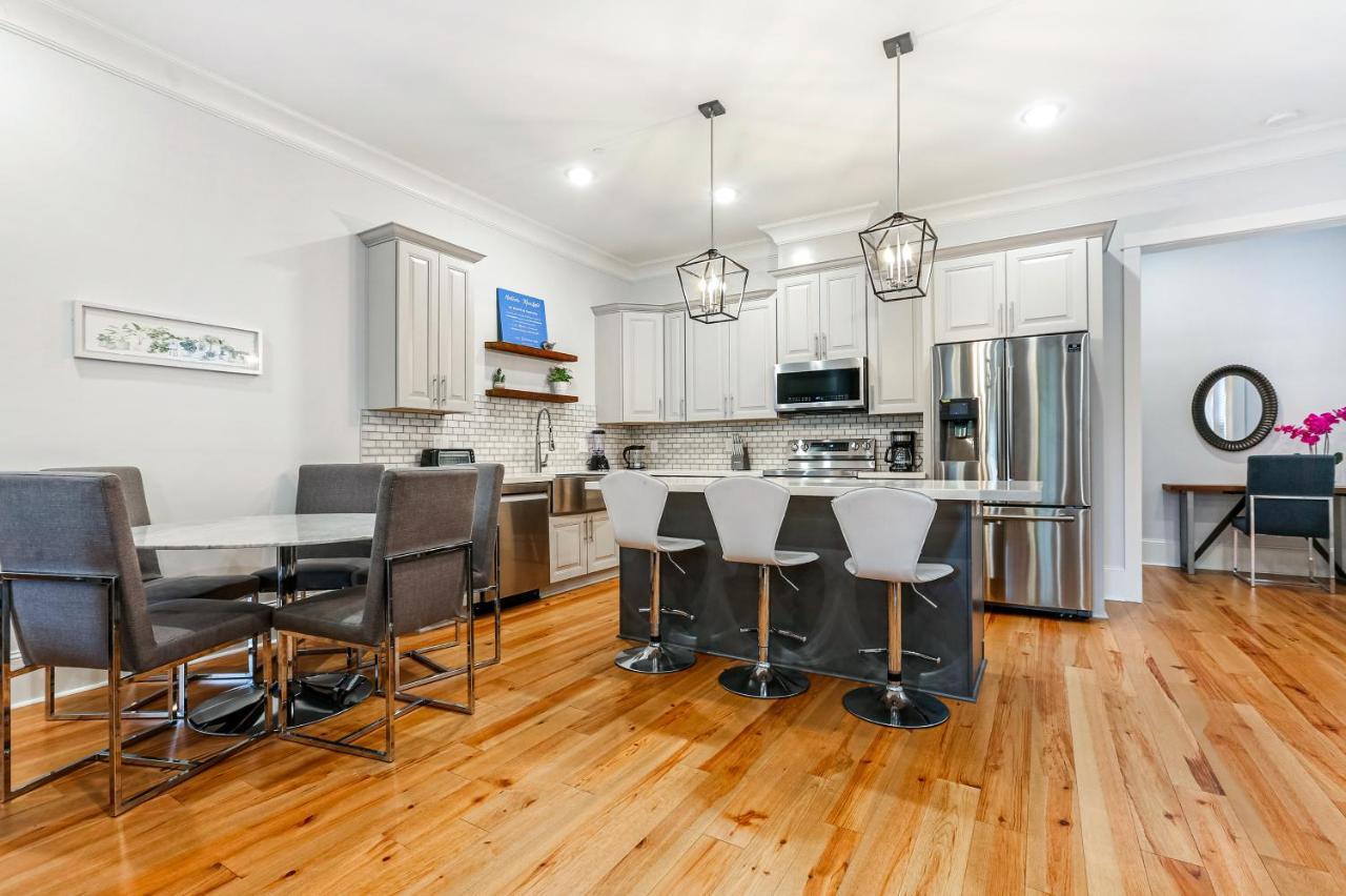 Fully Upgraded Urban Retreat With Pool Apartment