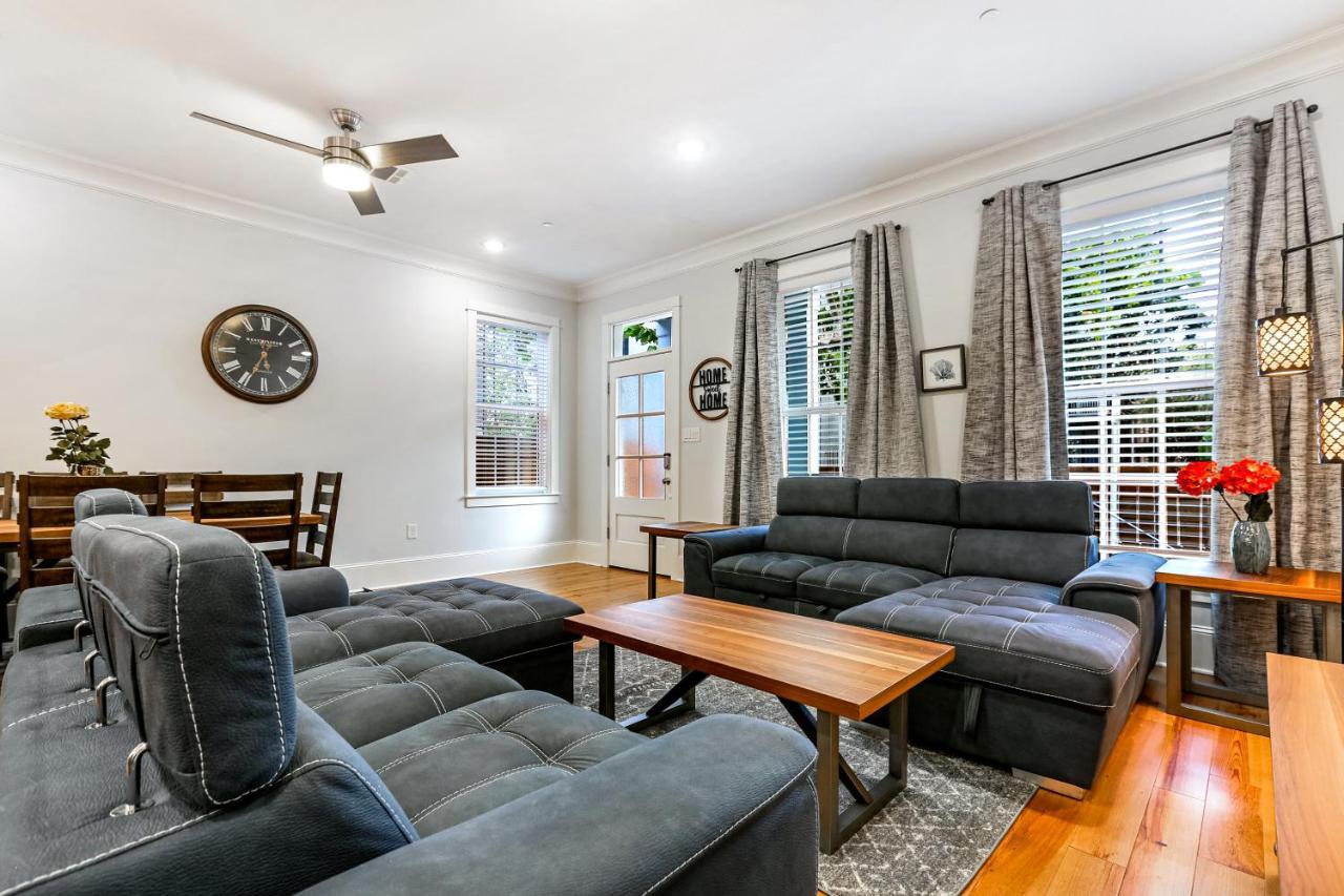 Apartment Fully Upgraded Urban Retreat With Pool