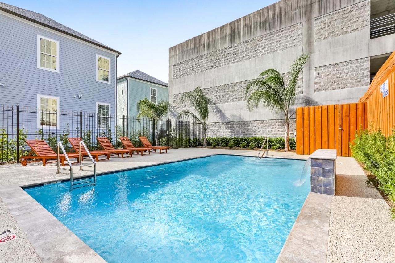 Fully Upgraded Urban Retreat With Pool Apartment